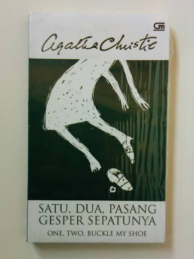 SATU, DUA, PASANG GESPER SEPATUNYA